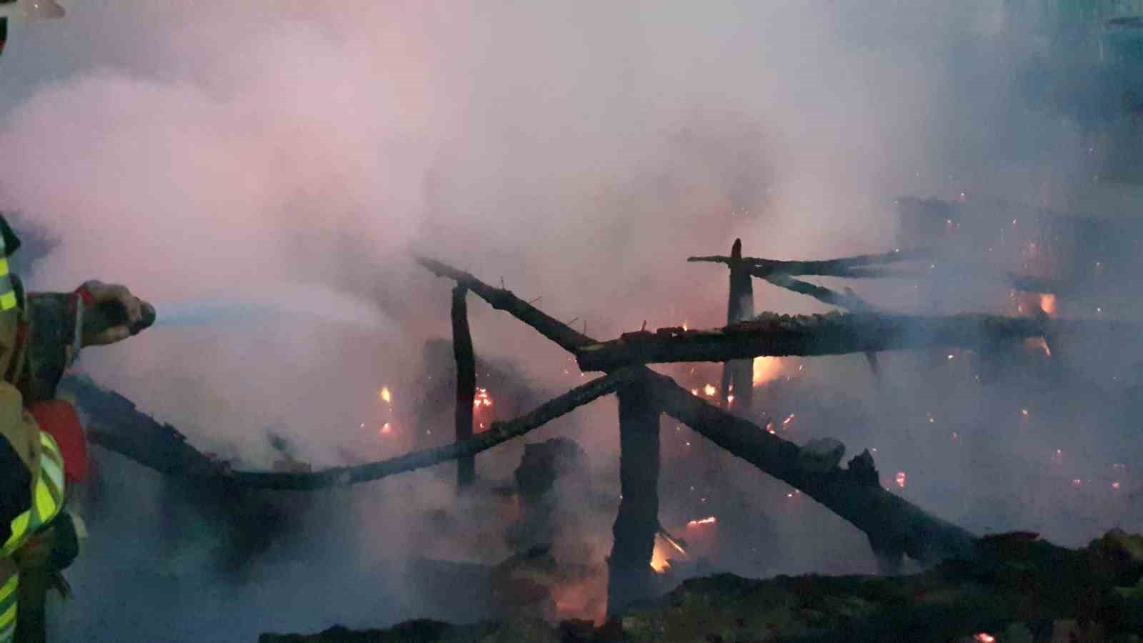 Ahırda başlayan yangın iki evi kül etti