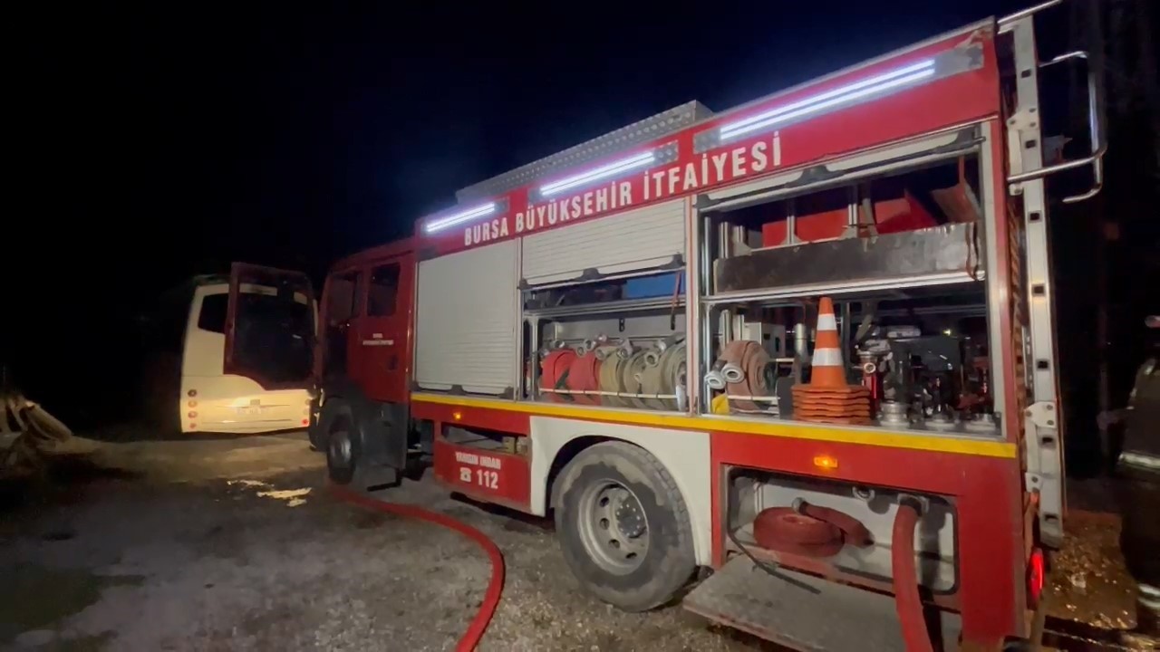 Servis minibüsünde çıkan yangın oto tamir dükkanına sıçradı