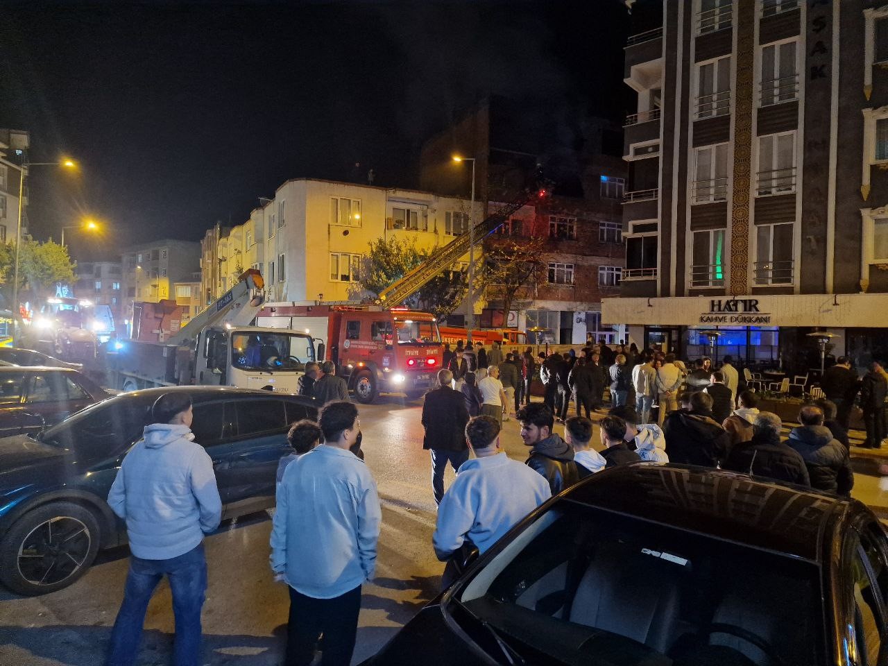 Boş dairede çıkan yangın mahalleliyi sokağa döktü