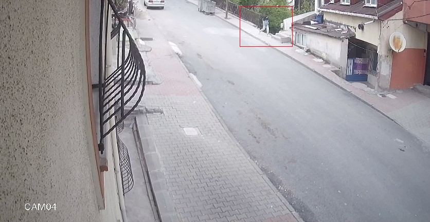 Beğendiği ayakkabıyı çalmak için geri döndü, o anlar kamerada