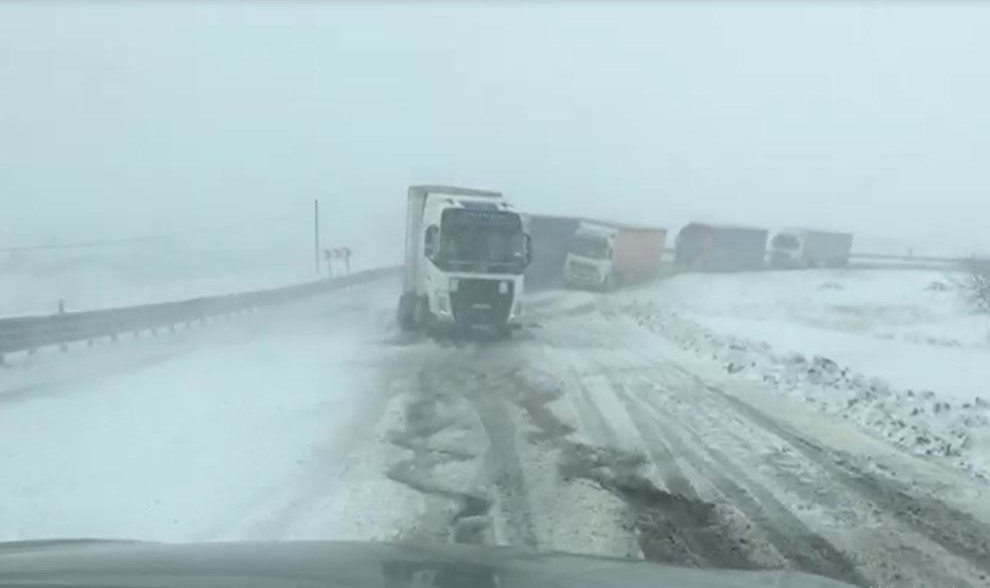 Ilgar Dağı’nda tipide onlarca tır mahsur kaldı
