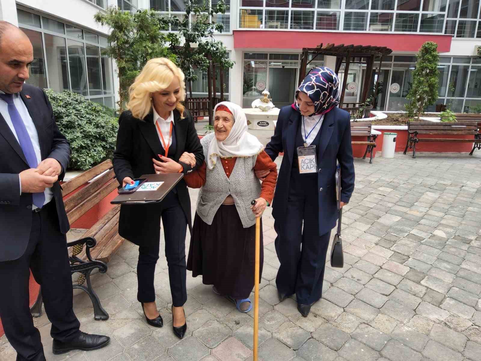 Kars’ta Açık Kapı’dan huzur evine ziyaret