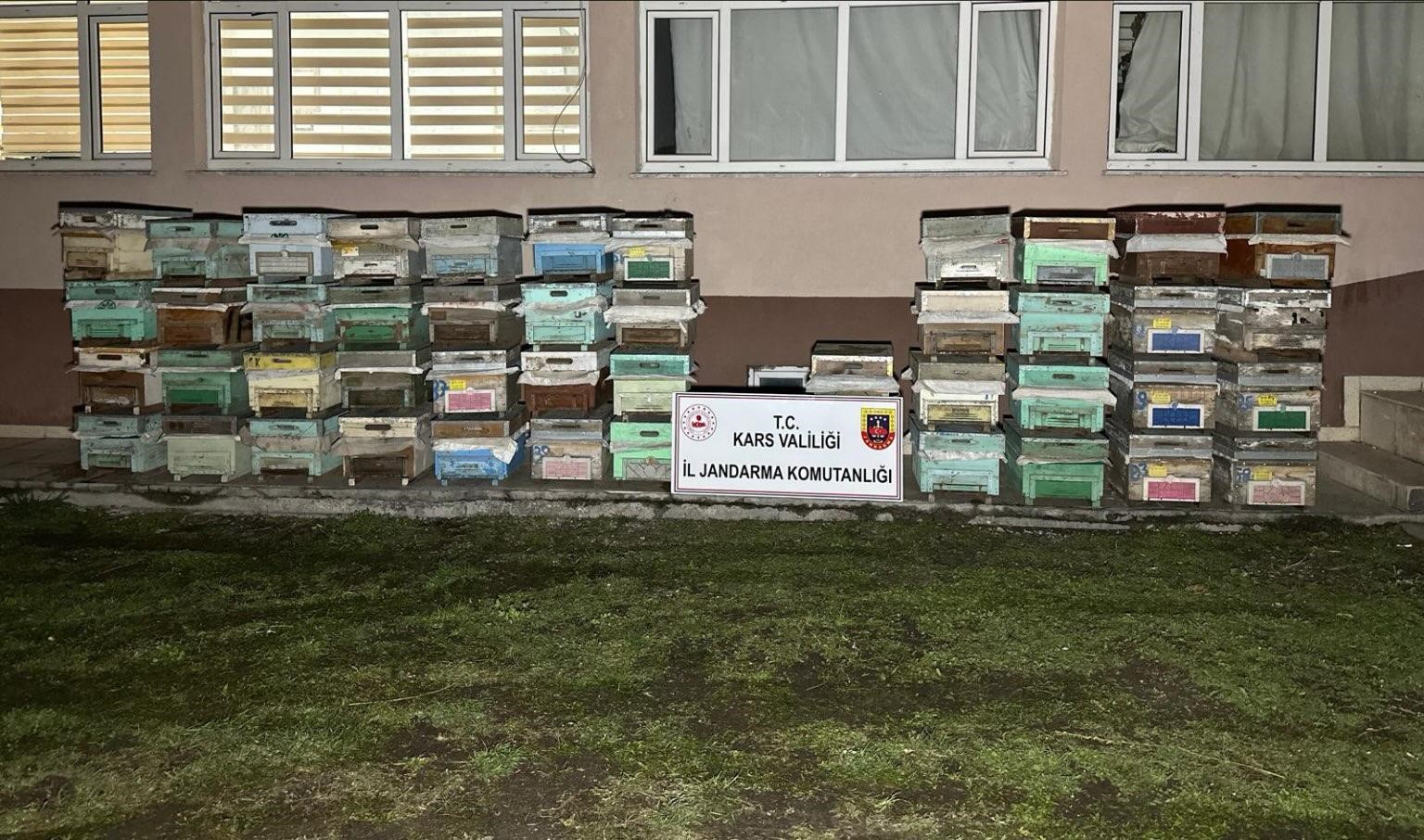 Kağızman’da arı kovanı hırsızları yakalandı