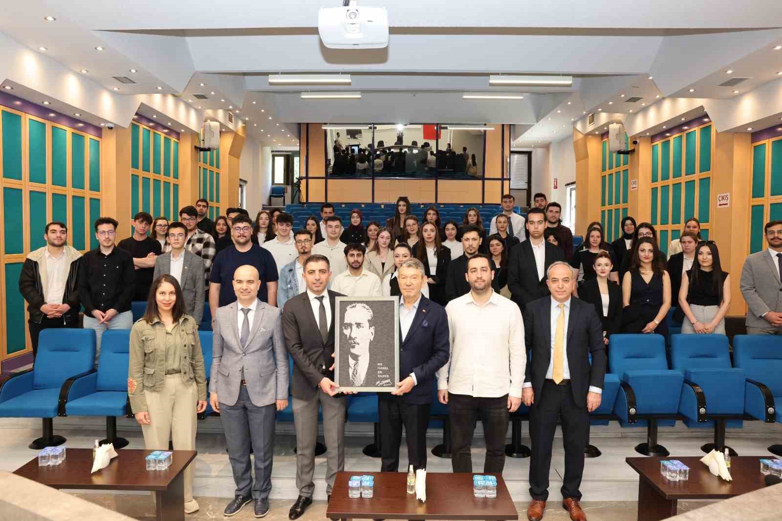 Üniversiteli gençler Denizli OSB Yönetim Kurulu Başkanı Derya Baltalı ile buluştu