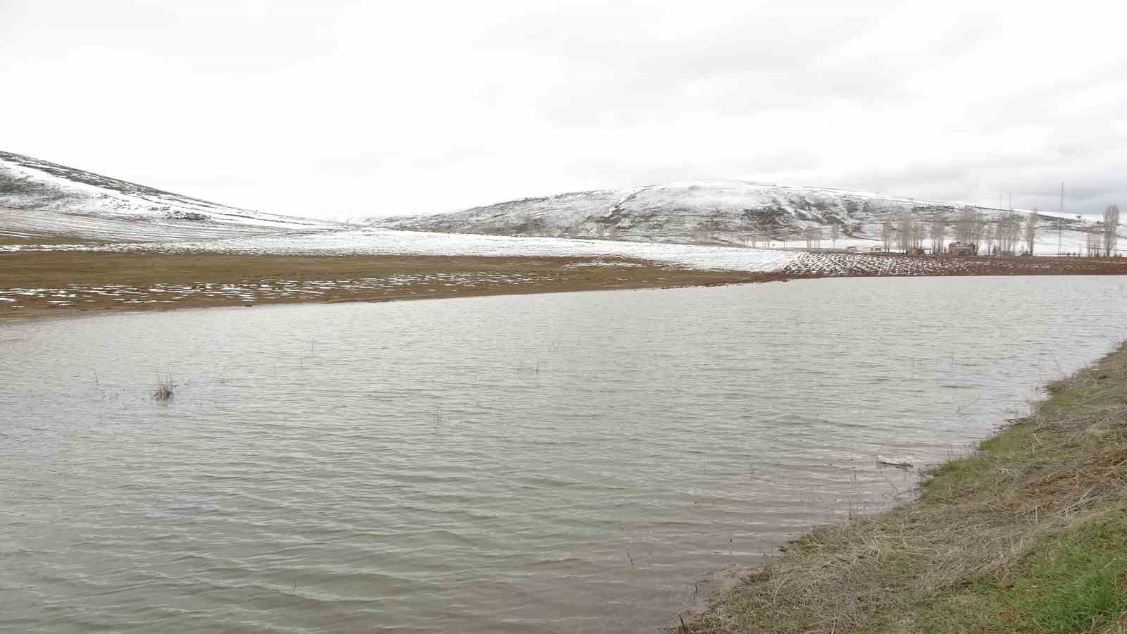 Bayburt&rsquo;ta kar ve kar suları altında kalan tarlalarda g&ouml;ller oluştu
