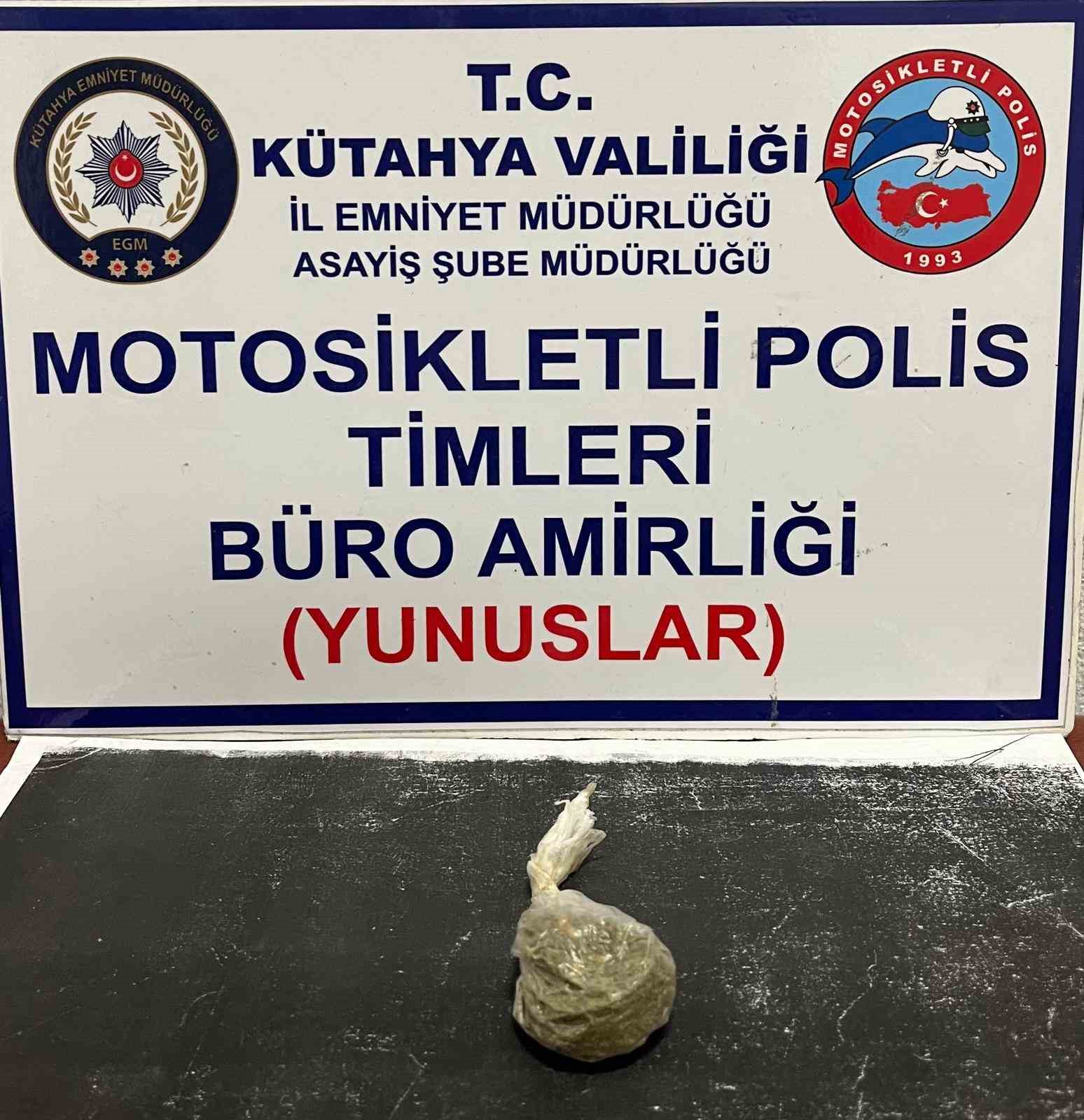 Kütahya’da Yunus Timleri bir şahsın üzerinde uyuşturucu ele geçirdi