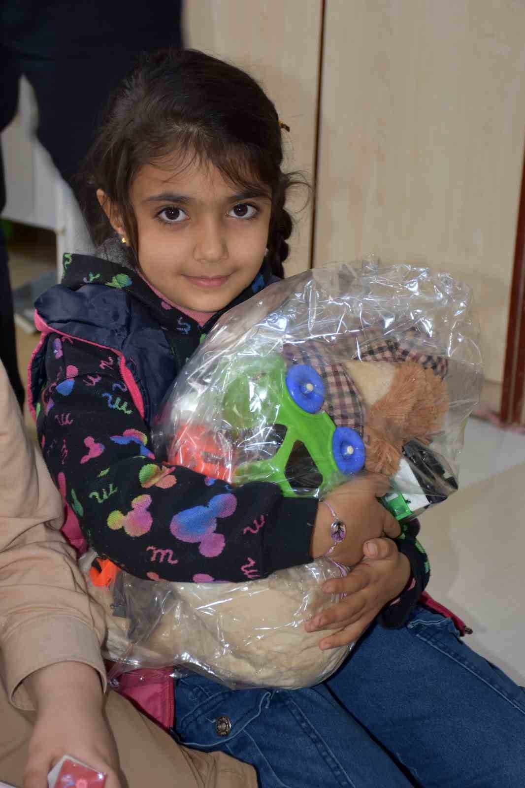 Pendikli çocukların bağışladığı oyuncaklar, Siverekli çocuklara ulaştırıldı