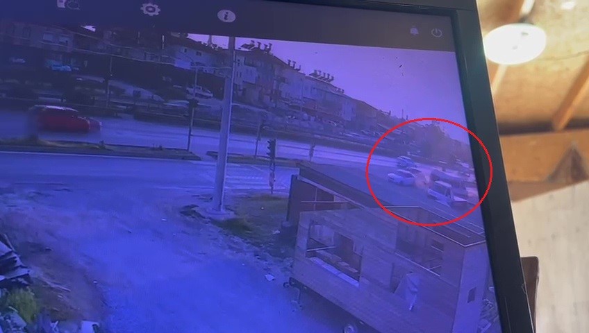 Manavgat’ta 3 aracın karıştığı kaza kamerada