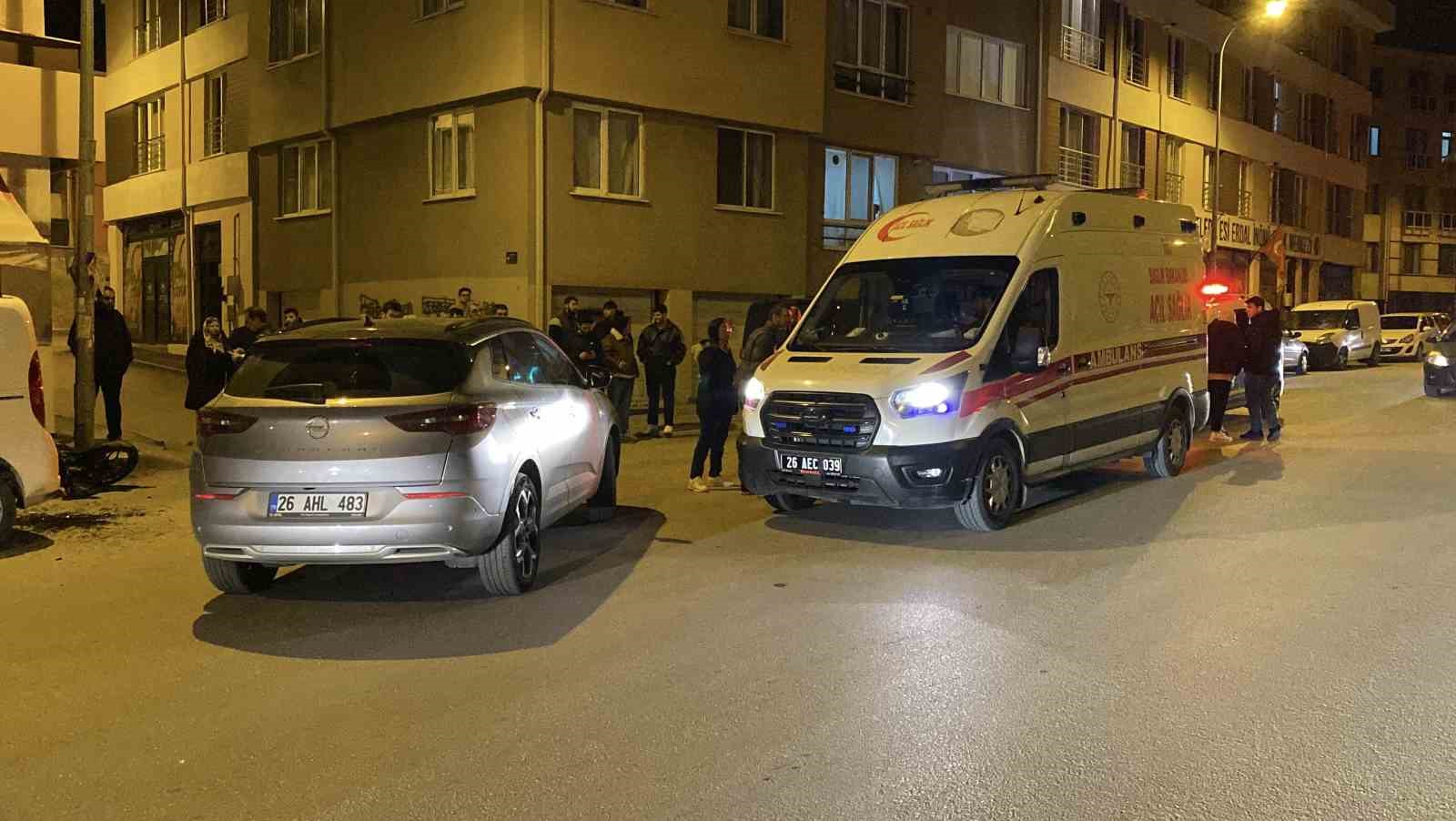 Peş peşe 2 araca çarpan motosikletin sürücüsü ağır yaralandı