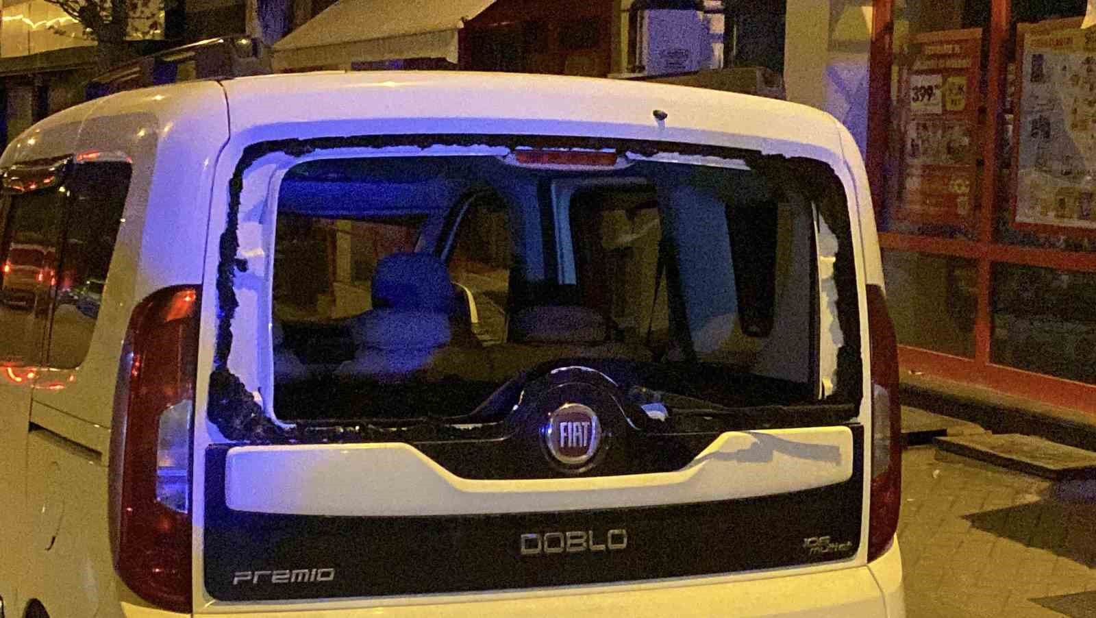 Peş peşe 2 araca &ccedil;arpan motosikletin s&uuml;r&uuml;c&uuml;s&uuml; ağır yaralandı
