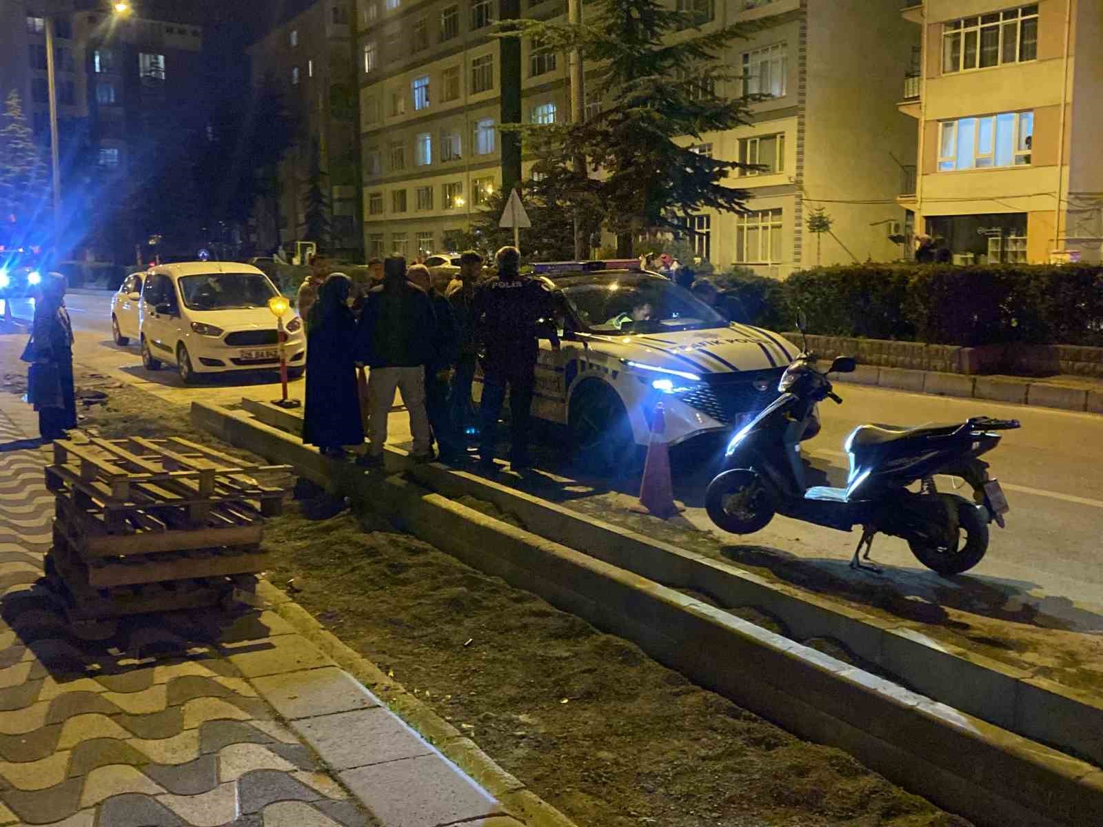 Motosikleti ile 2 aracın arasına girmeye çalışırken yaralandı