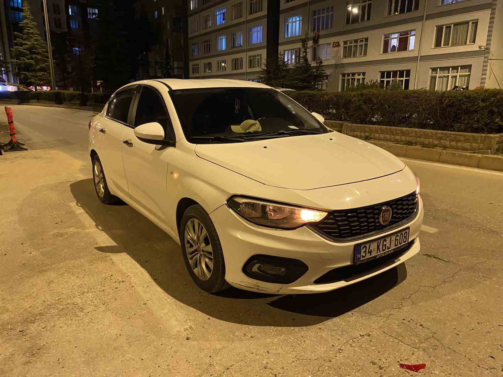 Motosikleti ile 2 aracın arasına girmeye &ccedil;alışırken yaralandı
