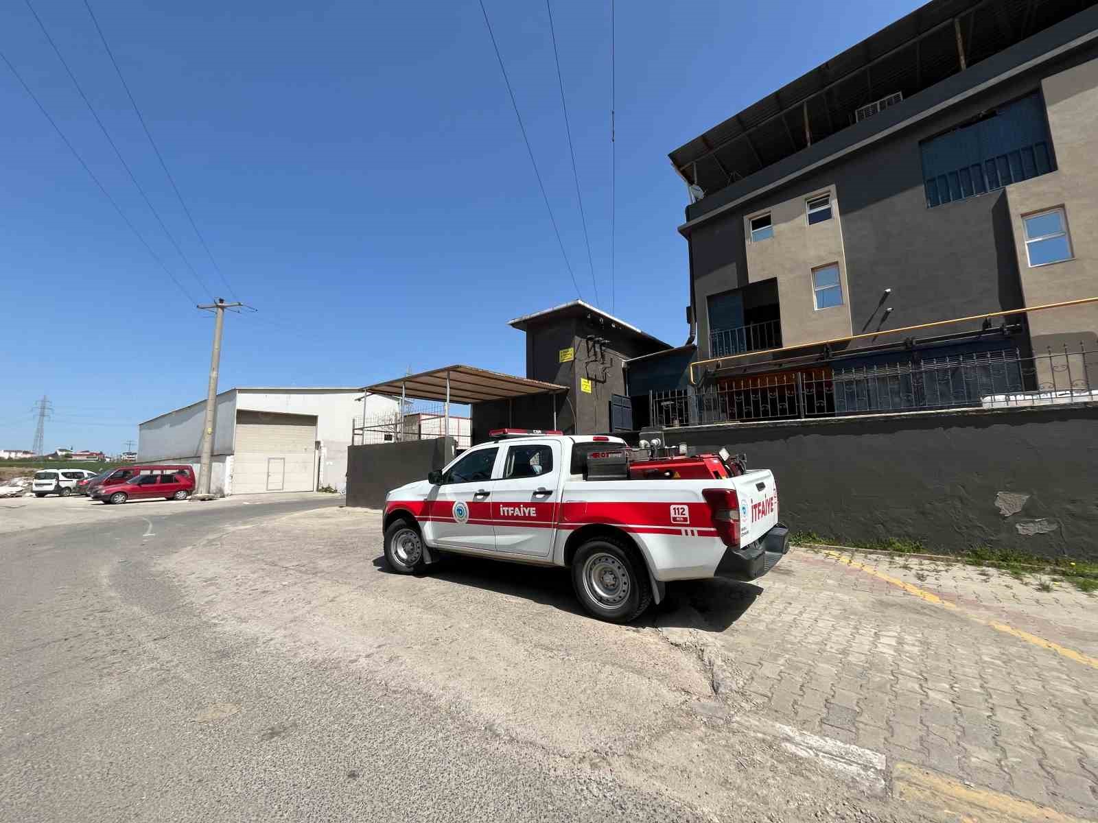 Elini makineye kaptıran fabrika işçisi kadın yaralandı