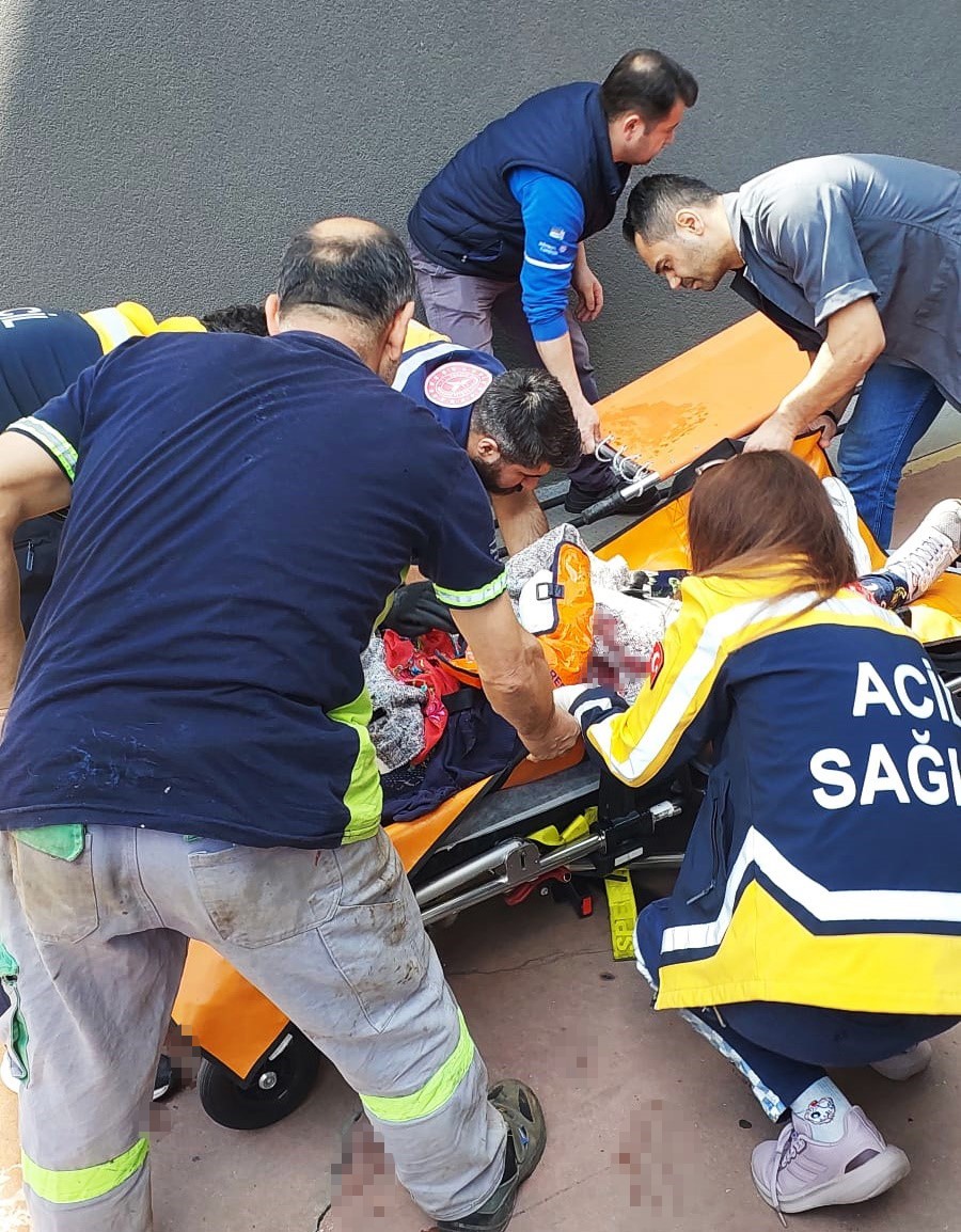 Elini makineye kaptıran fabrika iş&ccedil;isi kadın yaralandı
