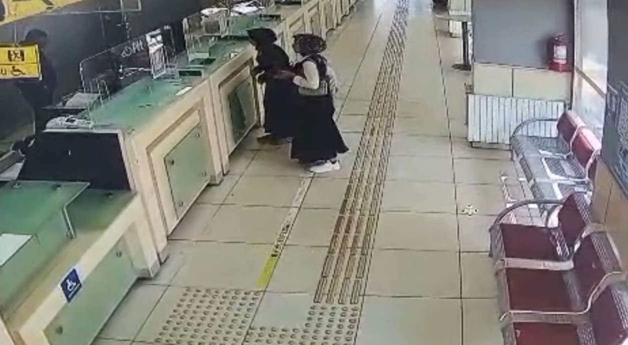 Siverek’te 2 kadın, yerde bulduğu bin 250 doları sahibine ulaştırdı