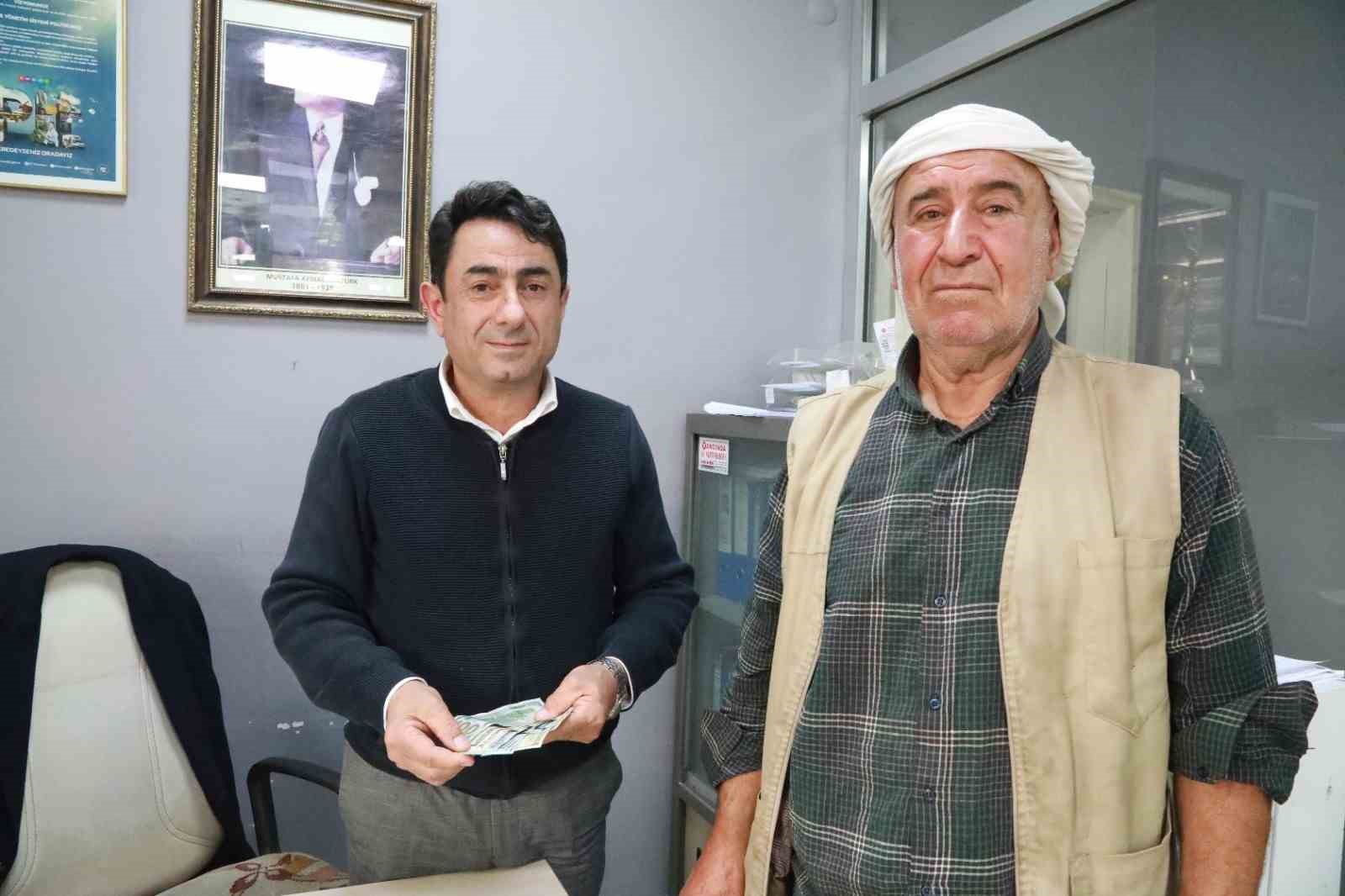 Siverek&rsquo;te 2 kadın, yerde bulduğu bin 250 doları sahibine ulaştırdı
