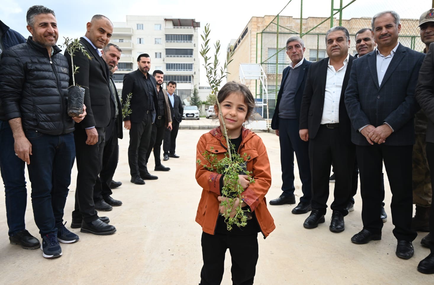 Nusaybinli &ccedil;ift&ccedil;ilere 8 bin adet zeytin fidanı dağıtıldı
