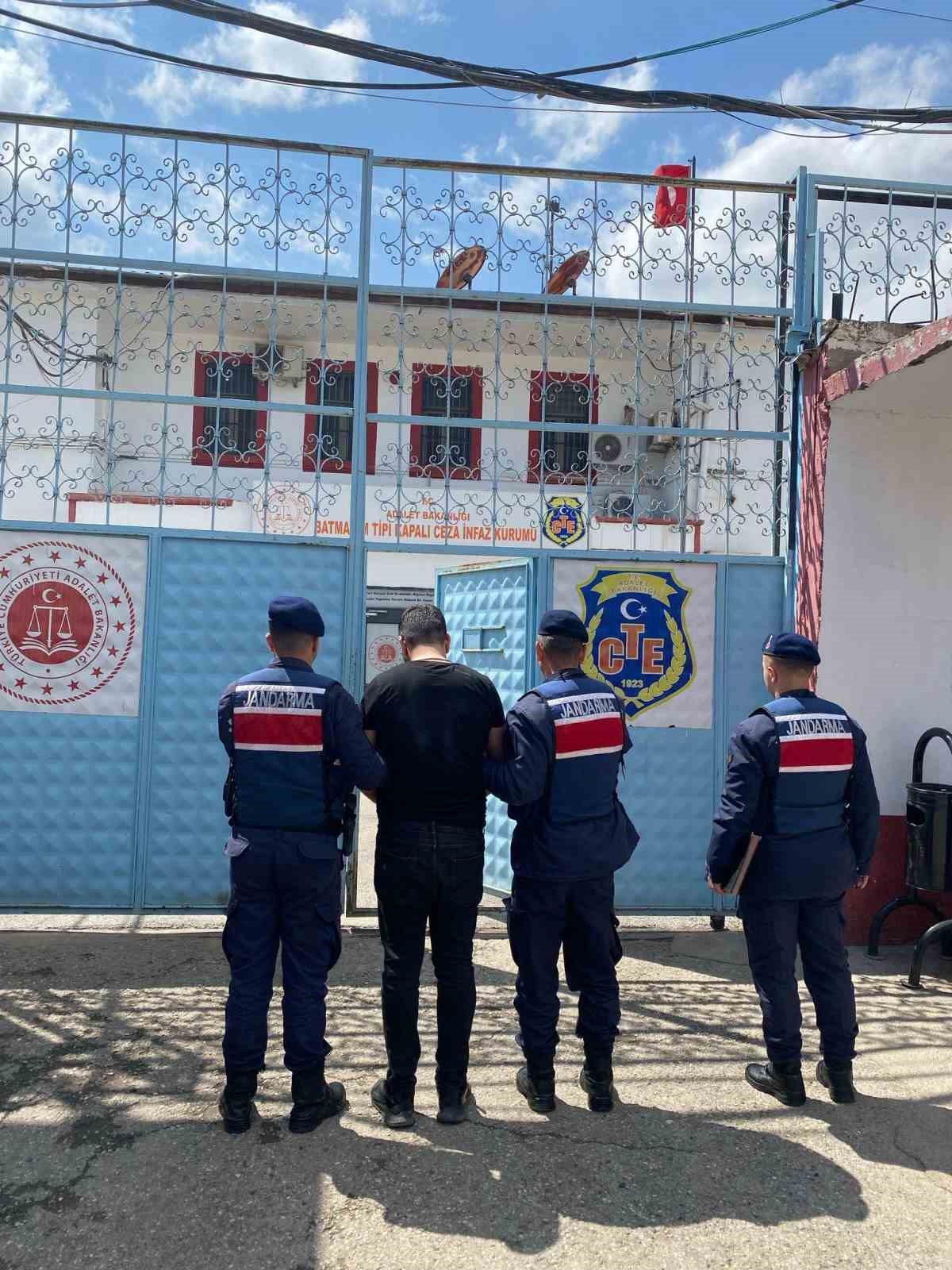 Batman&rsquo;da 19 su&ccedil; kaydı ve 5 ayrı su&ccedil;tan hapis cezası bulunan firari yakalandı
