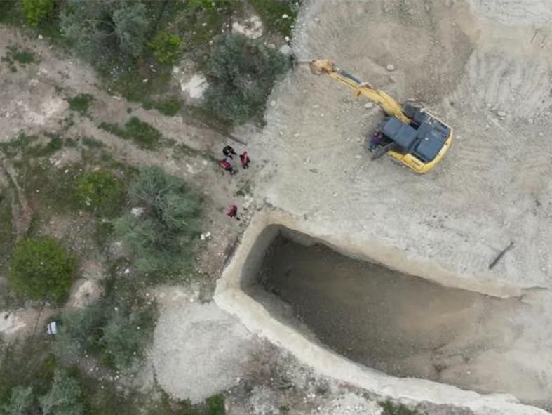 Define için araziyi iş makinasıyla kazarken yakalandılar