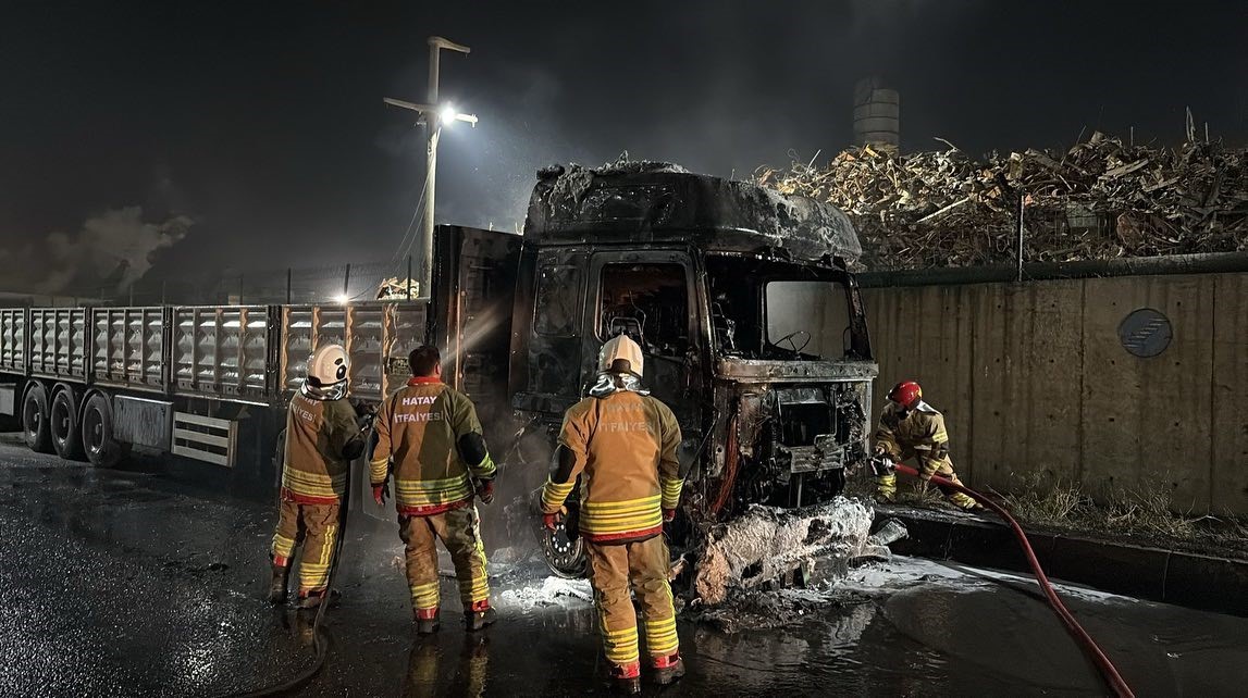 Hatay’da hurda yüklü tır alevlere teslim oldu