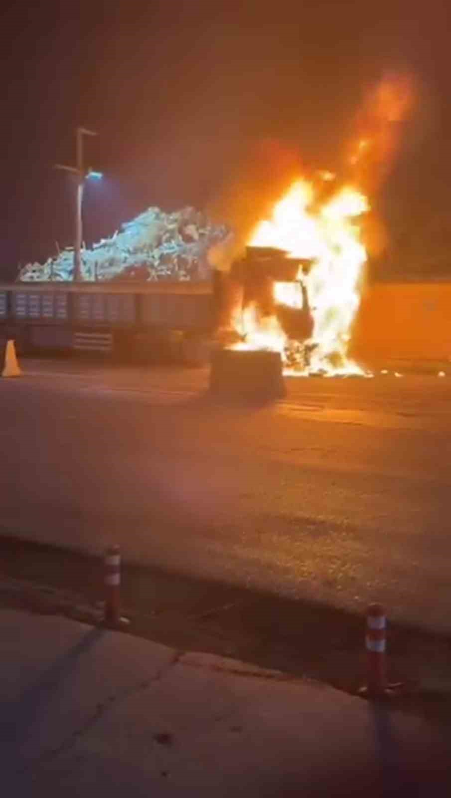 Hatay&rsquo;da hurda y&uuml;kl&uuml; tır alevlere teslim oldu

