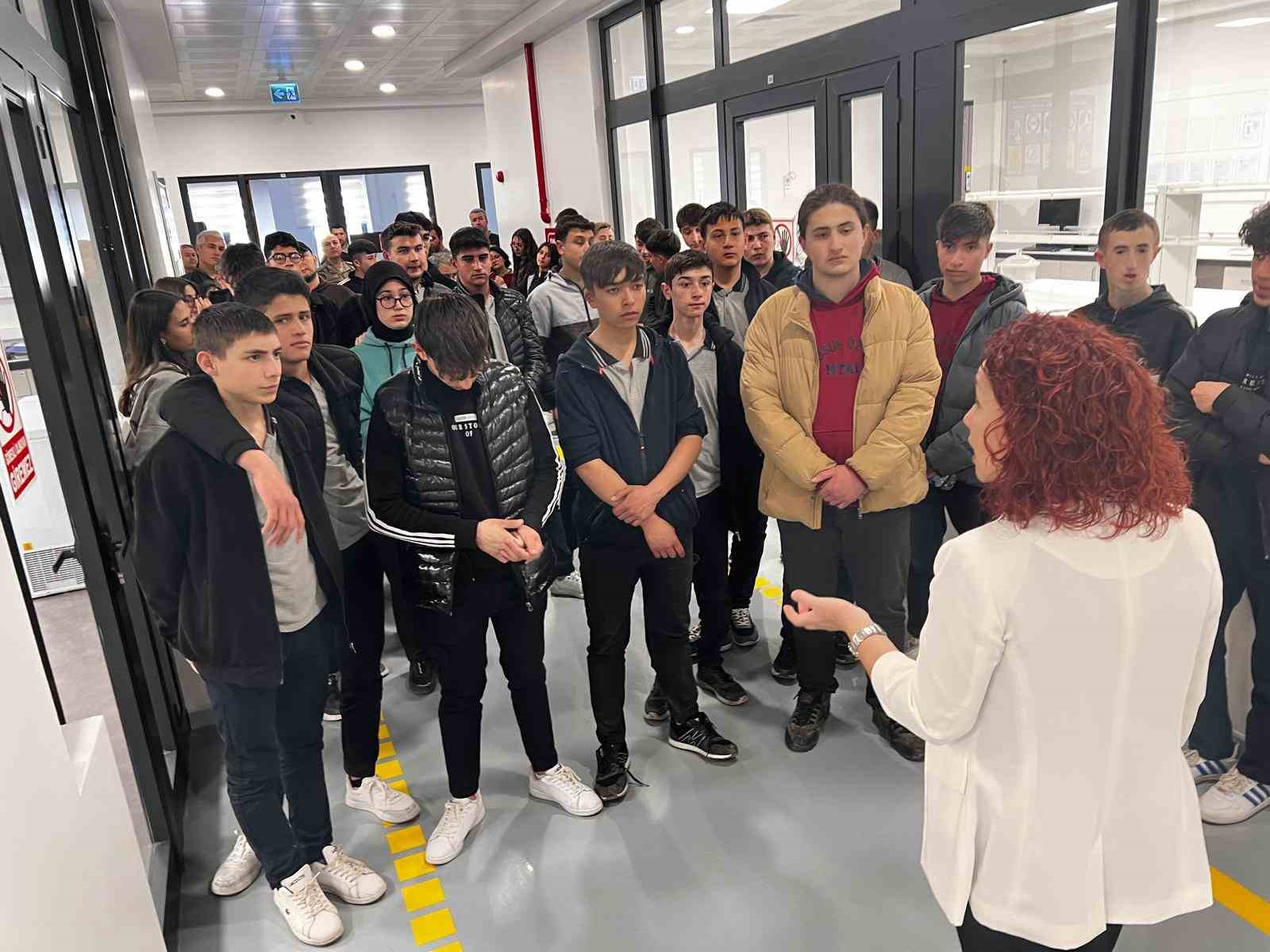 Lise &ouml;ğrencilerine askeri fabrika ve &ccedil;alışma sistemi anlatıldı
