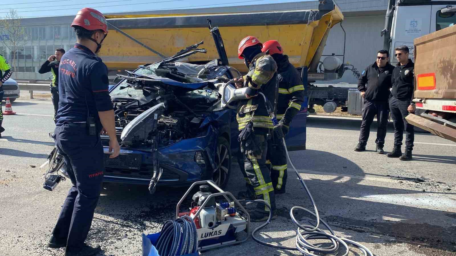 D-100’de otomobil tıra arkadan çarptı