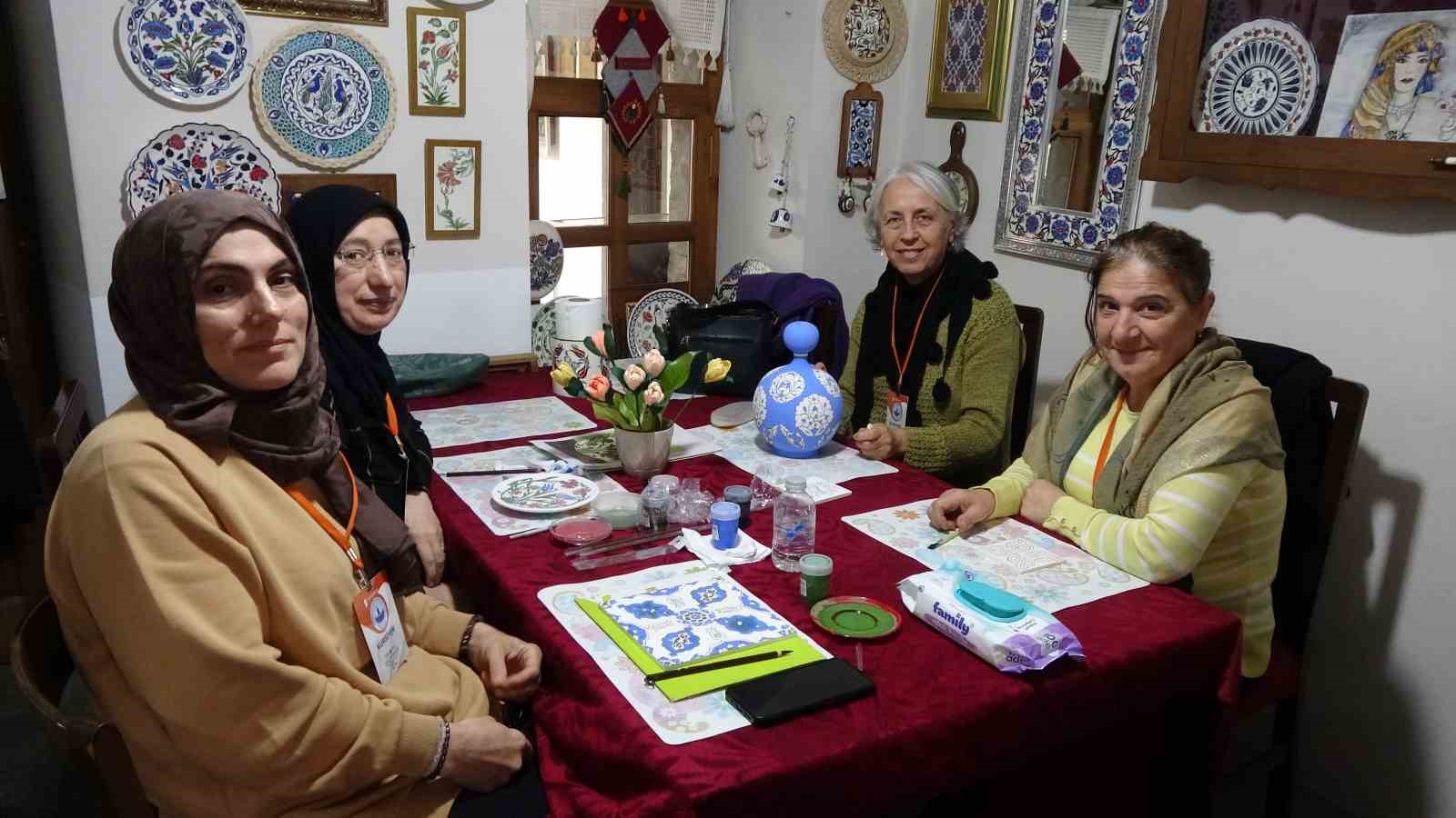 Çinicilik kursu sayesinde hem stres atıyorlar hem de aile bütçesine katkıda bulunuyorlar
