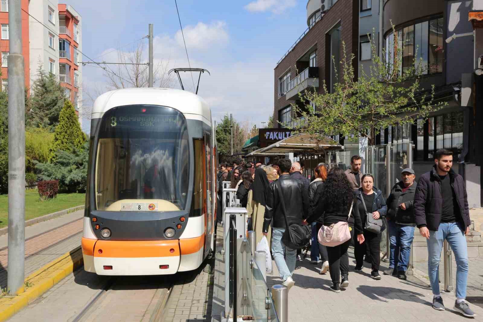 T&uuml;rkiye&rsquo;nin en uzun &ouml;ğrenci abonman kartı Eskişehir&rsquo;de
