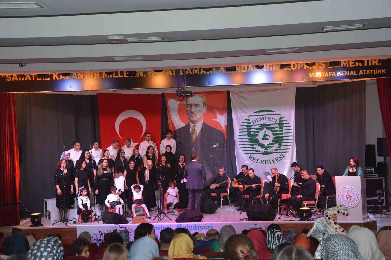 Demirci’de Türk Halk Müziği korosundan muhteşem konser