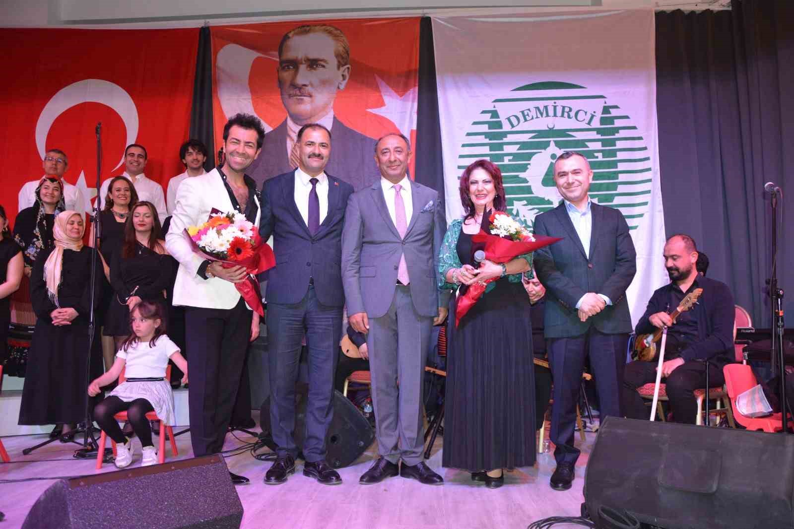 Demirci&rsquo;de T&uuml;rk Halk M&uuml;ziği korosundan muhteşem konser
