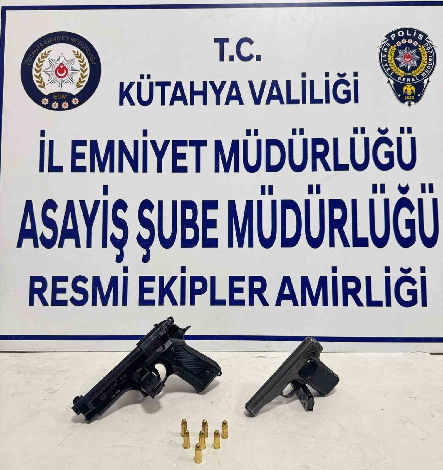 Dur ihtarına uymayan ehliyetsiz sürücünün aracında ruhsatsız tabanca ele geçirildi