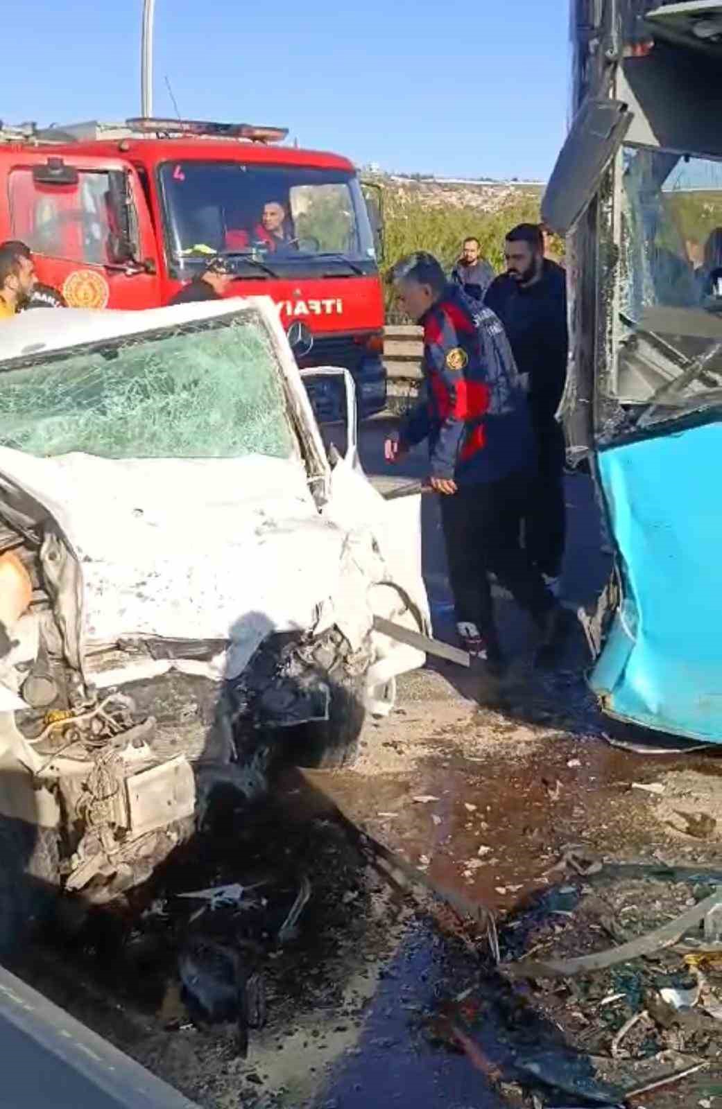 Otomobil ile belediye otobüsü çarpıştı: 1 ölü, 4 yaralı