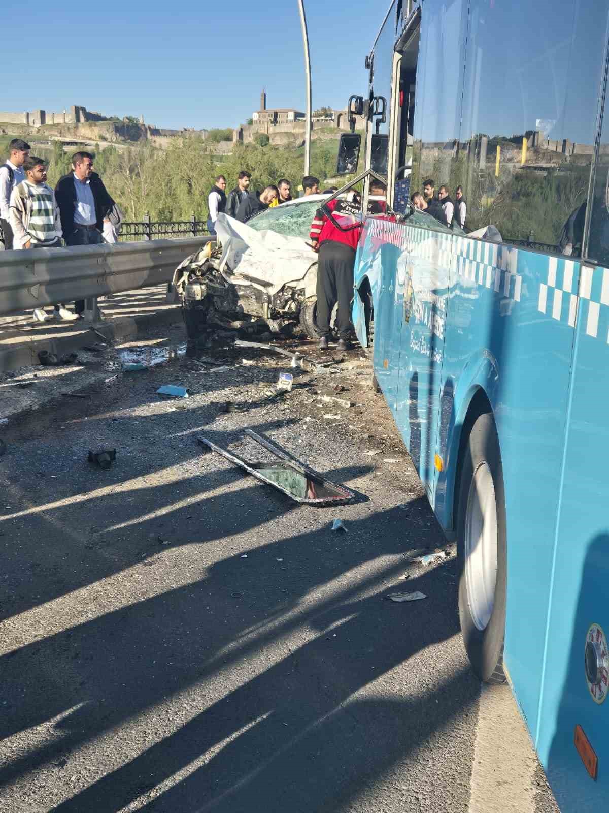 Otomobil ile belediye otob&uuml;s&uuml; &ccedil;arpıştı: 1 &ouml;l&uuml;, 4 yaralı
