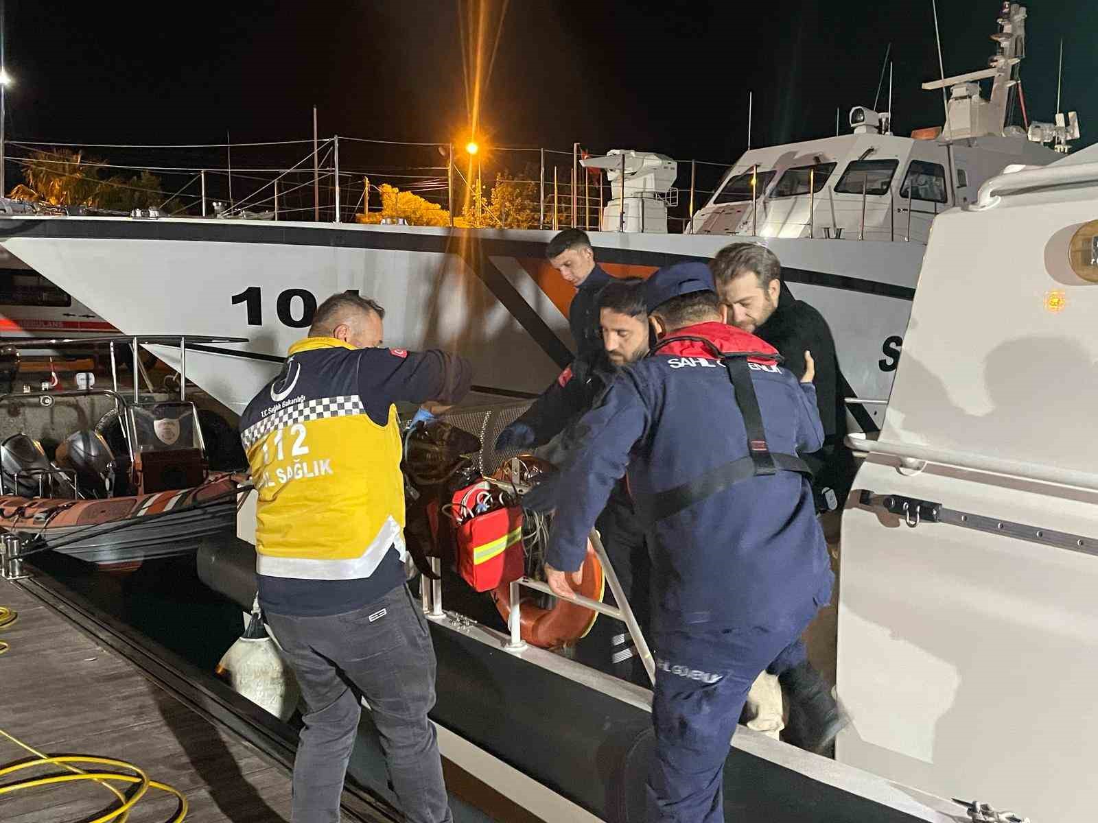 Uluslararası sulardaki gemide rahatsızlanan Türk kaptan, sahil güvenlik ekiplerince hastaneye ulaştırıldı