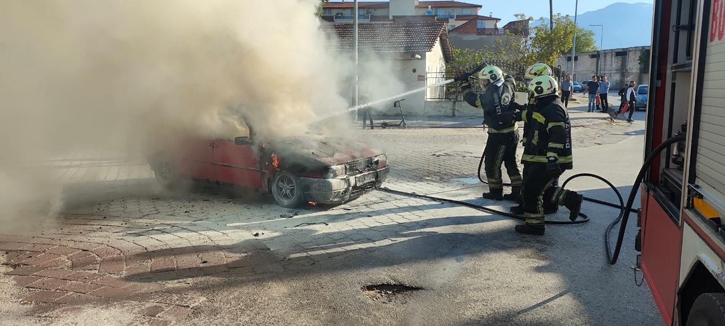 Denizli’de bakımdan çıkan otomobil alev topuna döndü