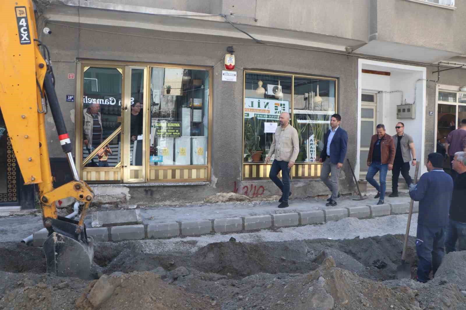 Başkan Arıkan, yol yapım &ccedil;alışmalarını yerinde inceledi
