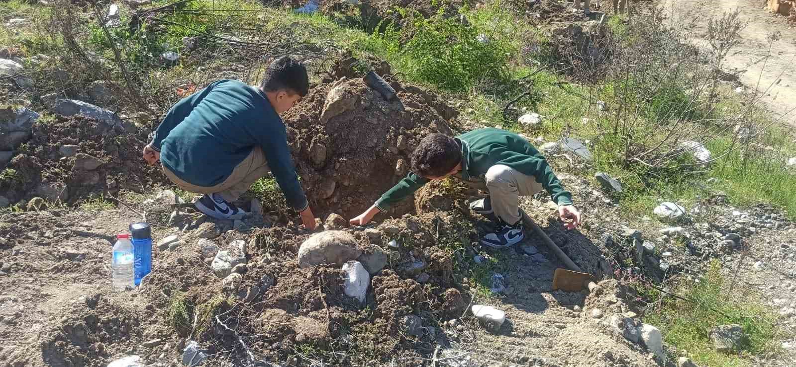 Salihli’de öğrenciler fidan dikerek geleceğe nefes oldu