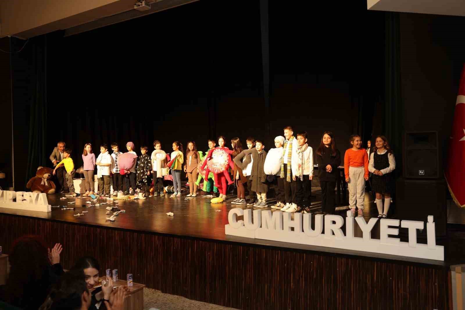 Başkan Kazım Kurt, minik tiyatrocuların heyecanına ortak oldu
