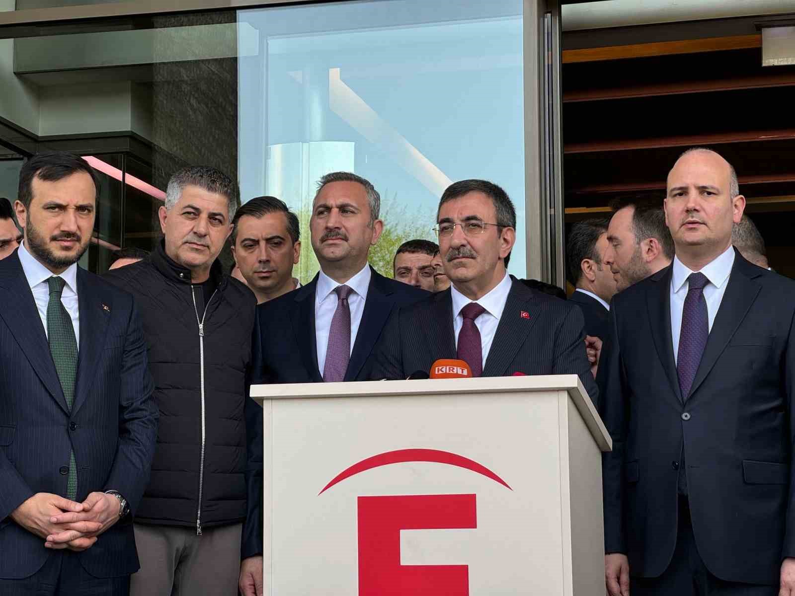 Cumhurbaşkanı Yardımcısı Cevdet Yılmaz, Sırrı Süreyya Önder’i ziyaret etmek için hastaneye geldi