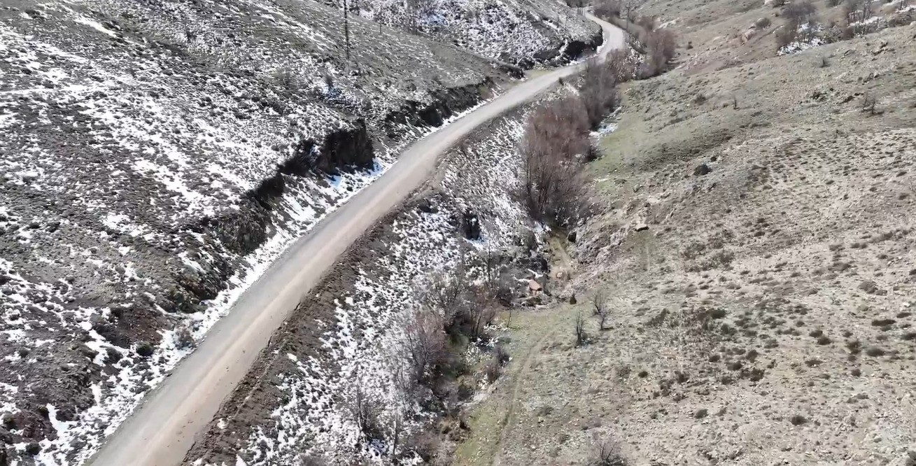 K&ouml;yl&uuml;ler kuraklığı anlattı, kuruyan dere yatakları dron kamerasına yansıdı
