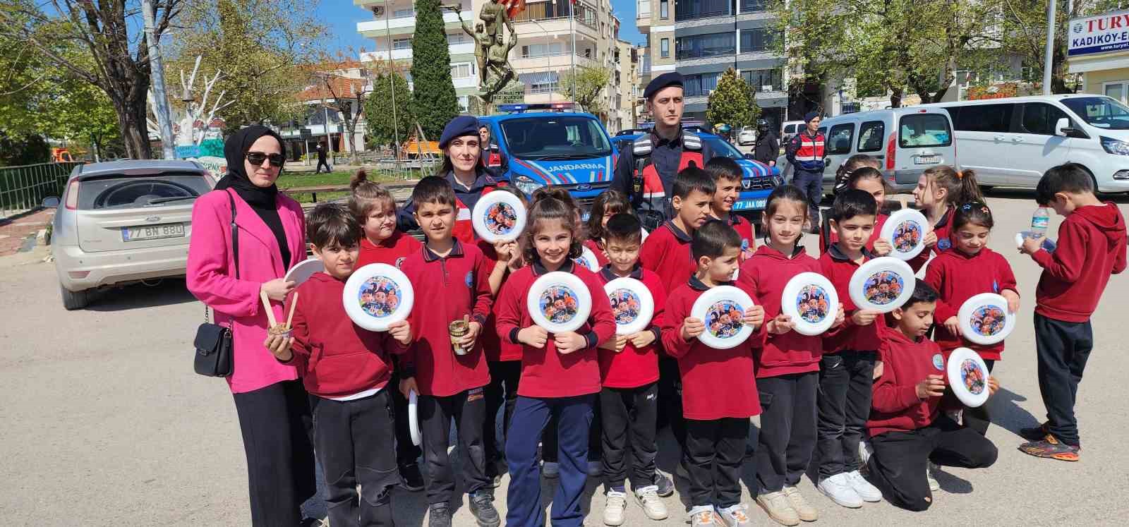 Yalova’da sokak kedilerini harçlıklarıyla besliyorlar