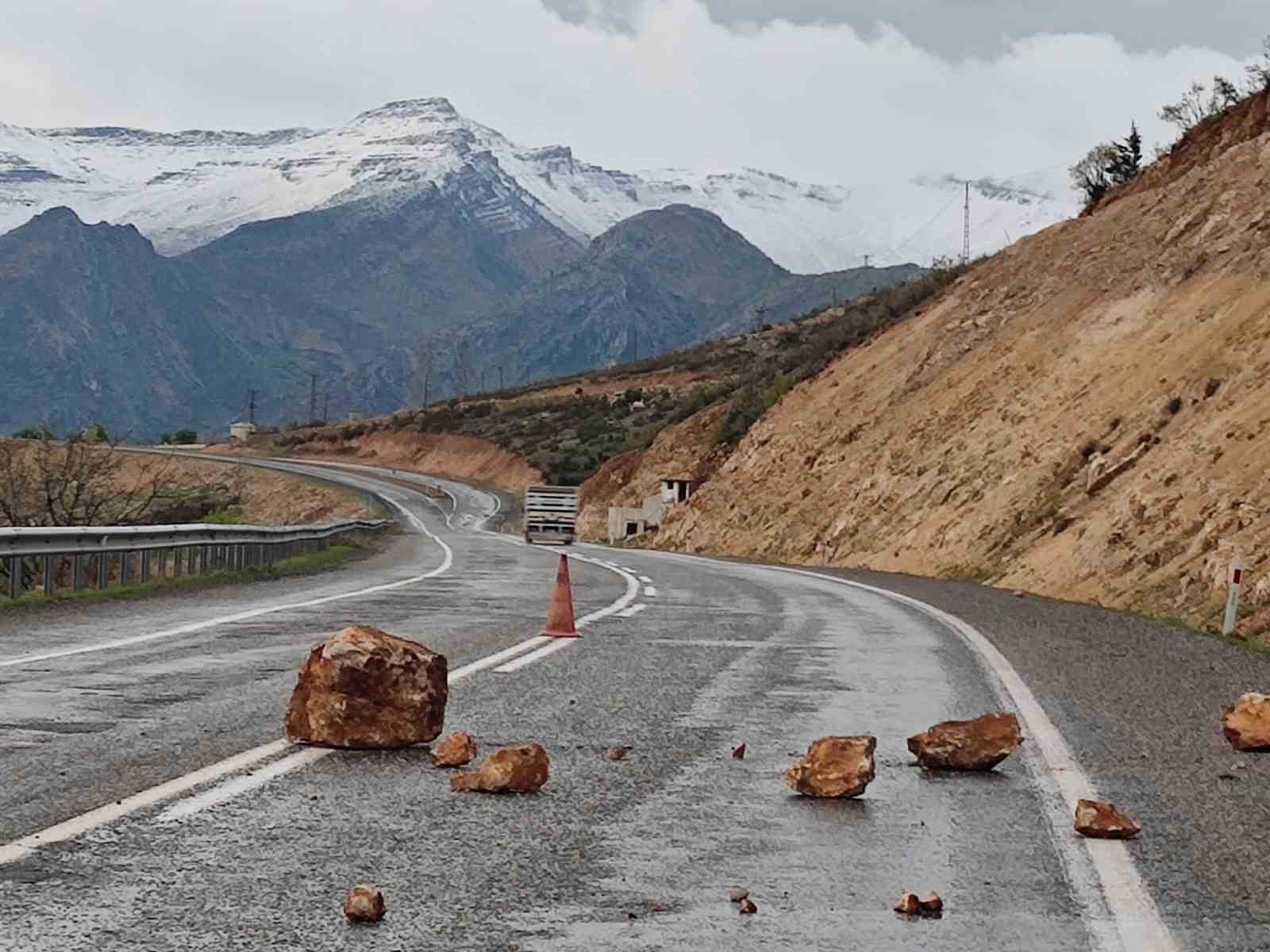 Siirt&rsquo;te yama&ccedil;tan kopan kaya par&ccedil;aları yola d&uuml;şt&uuml;
