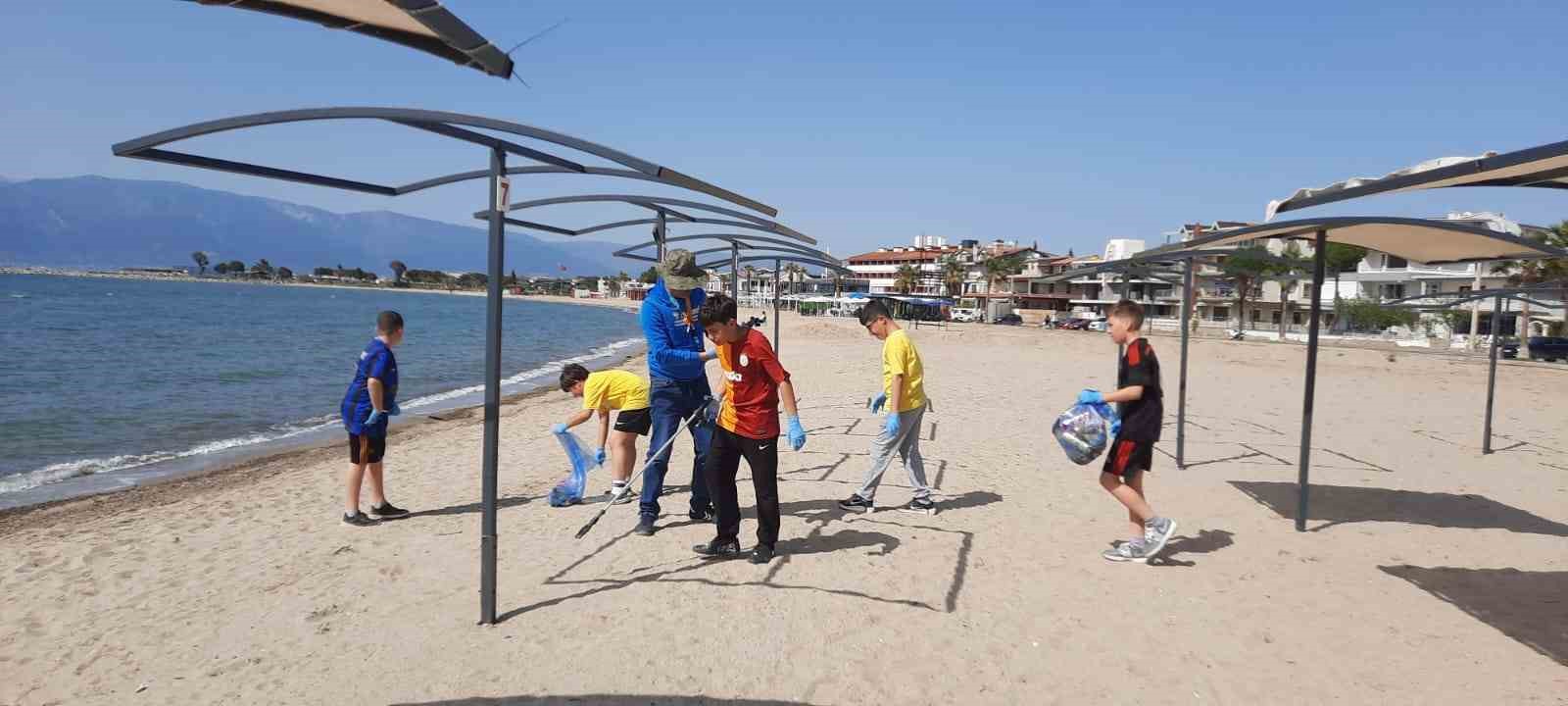 Burhaniye’de Hacı Mustafa Müdüroğlu Ortaokulu’ndan plaj temizliği
