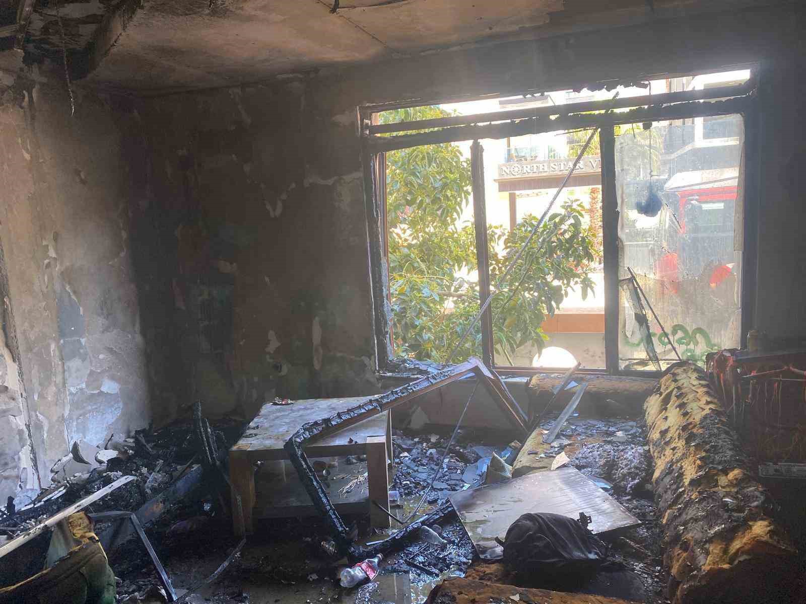 Alanya’da apartman dairesinde çıkan yangında 1 kişi dumandan etkilendi