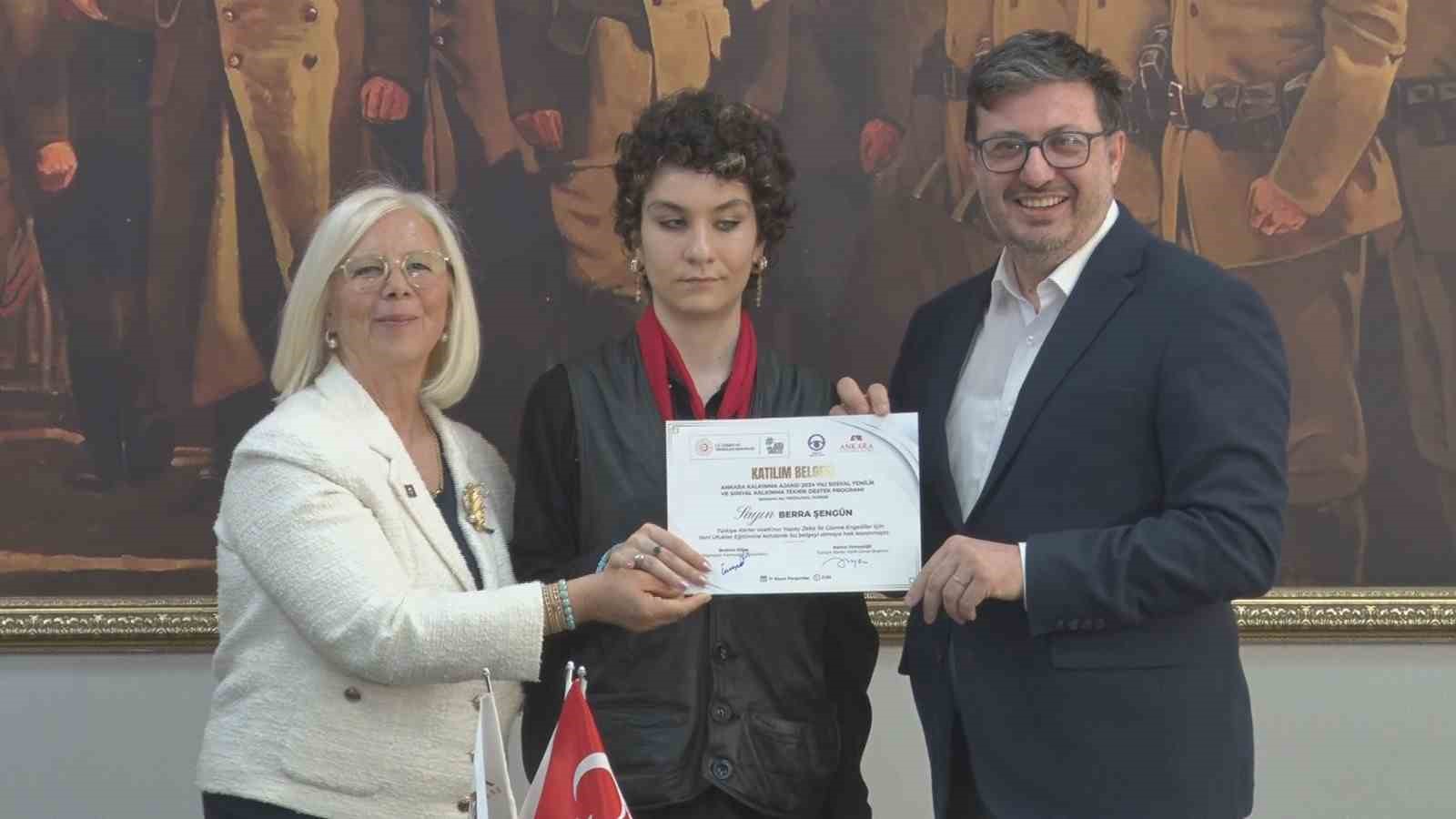 Yapay zeka eğitimini başarıyla tamamlayan 12 görme engelli vatandaşa sertifikaları verildi
