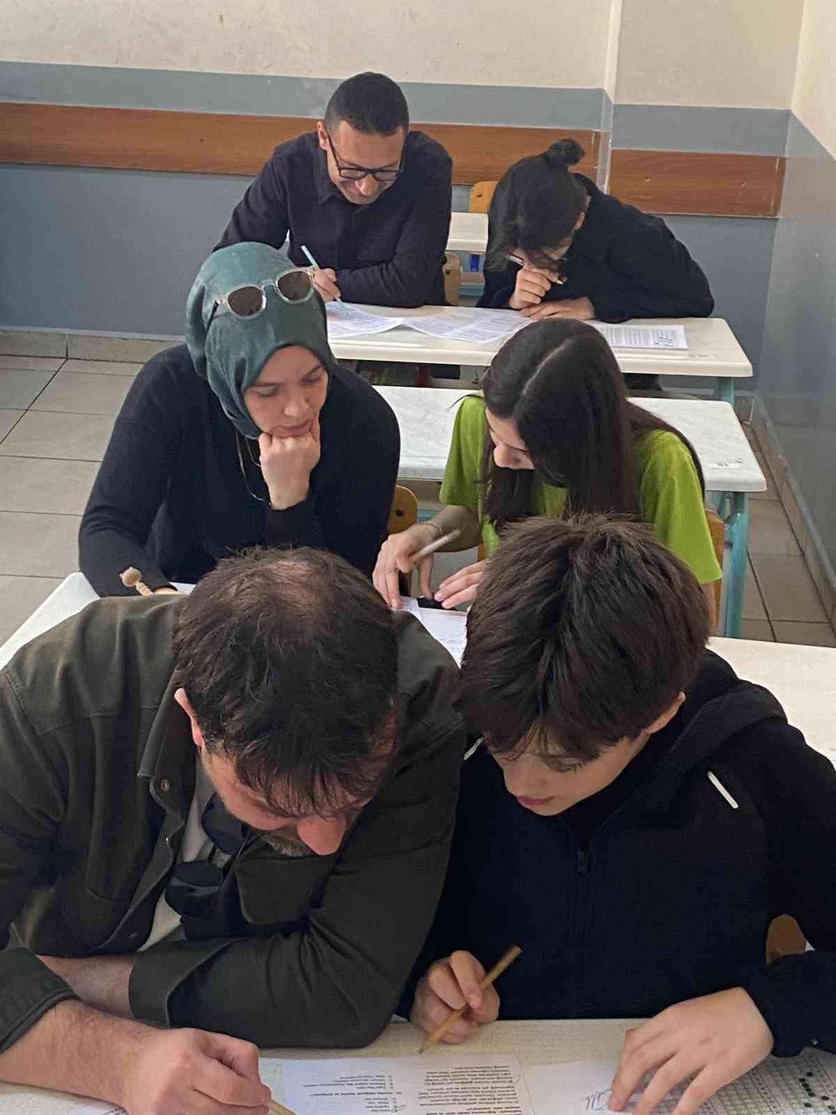 Veliler sınav heyecanı yaşadı, ter d&ouml;kt&uuml;
