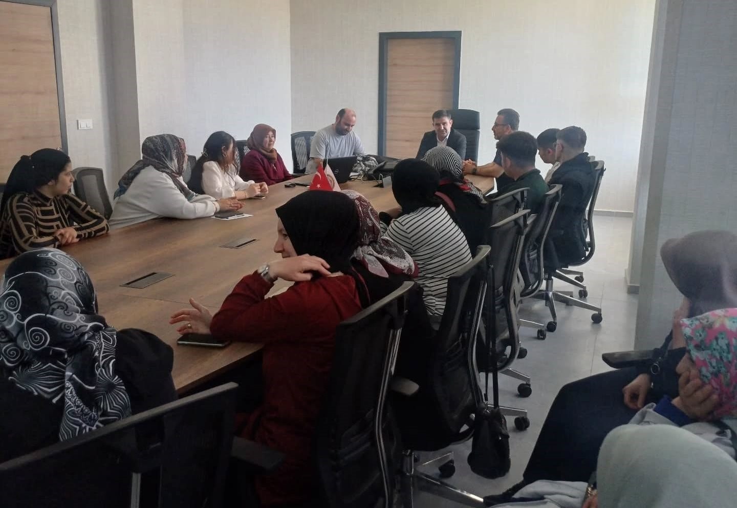 Altıntaş’ta "Ebeveyn Okulu" kursuyla aileler eğitimle buluşuyor