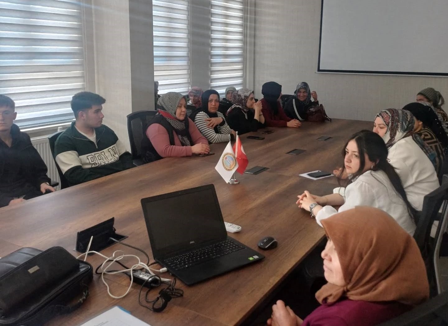 Altıntaş&rsquo;ta "Ebeveyn Okulu" kursuyla aileler eğitimle buluşuyor
