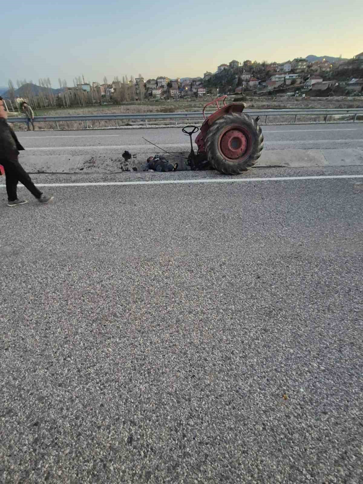 Seyir halindeki trakt&ouml;r ikiye b&ouml;l&uuml;nd&uuml;: 1 &ouml;l&uuml;, 1 yaralı

